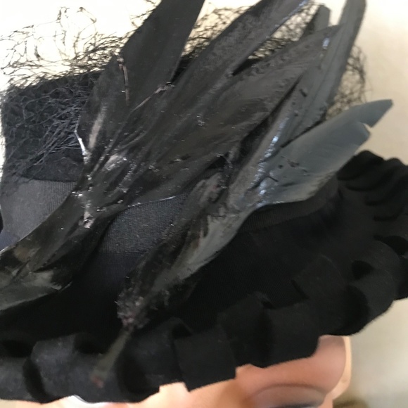 RARE 1930s' BLACK FELT TILT HAT WITH 2 LACQUERED "BIRDS", STRAP & LARGE. VEIL - Picture 5 of 16